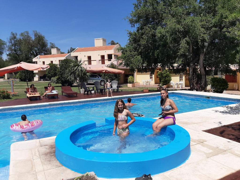 a group of girls playing in a swimming pool at Complejo Mirador de las Sierras pileta climatizada al aire libre in San Javier