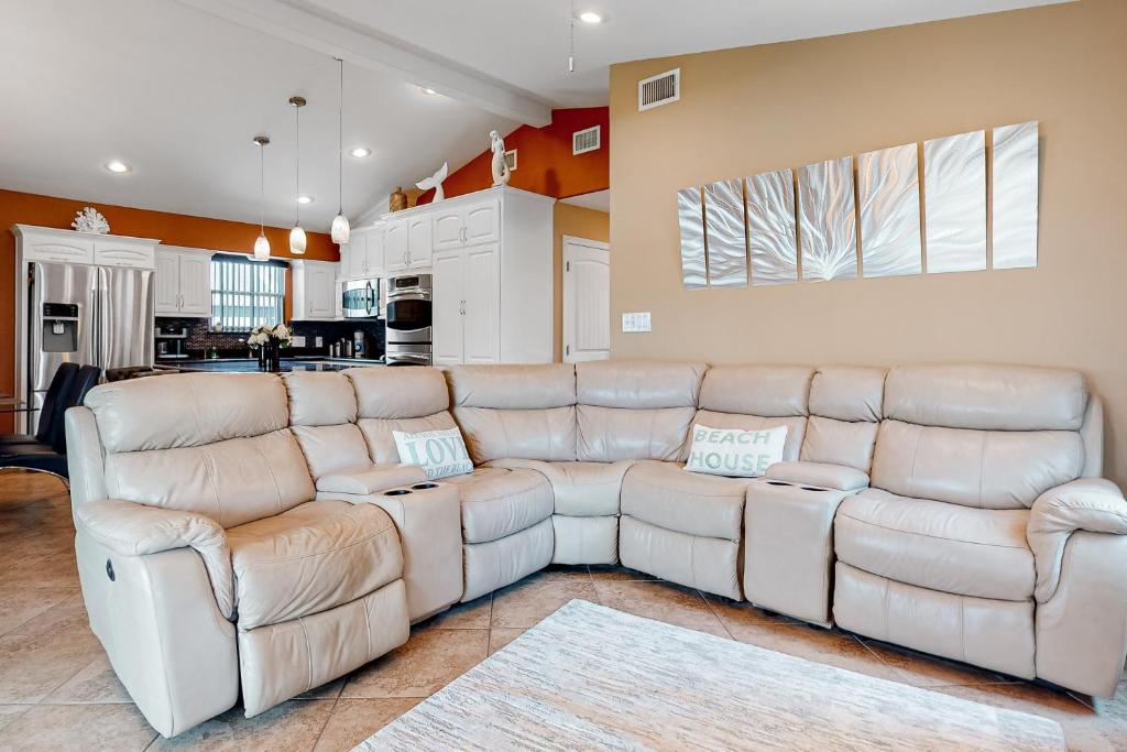 uma sala de estar com um sofá de secção e uma cozinha em Long Island Village 502 Clam em Port Isabel