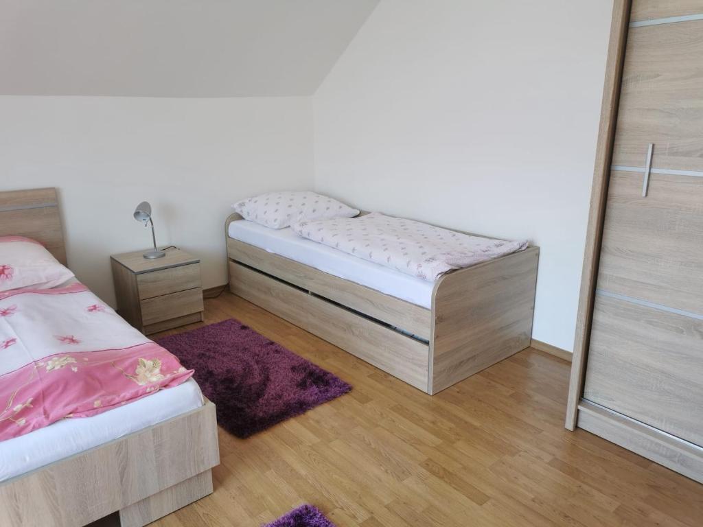 Postel nebo postele na pokoji v ubytování Comenius Apartments - Apartmány na rohu