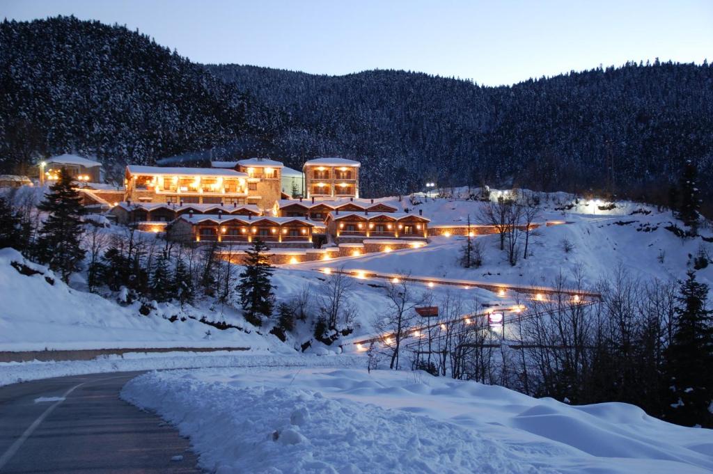 un rifugio nella neve di notte in montagna di Ipsivaton Mountain Resort a Moúcha