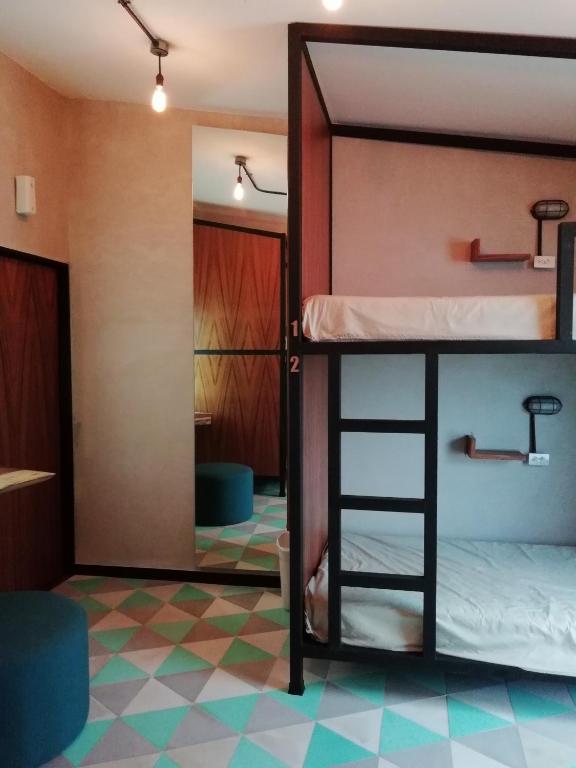 Postel nebo postele na pokoji v ubytování Moloch Hostel & Suites