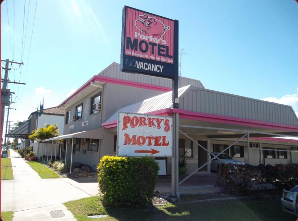 uma loja com um sinal para um motel macaco em Porky's Motel Rockhampton em Rockhampton