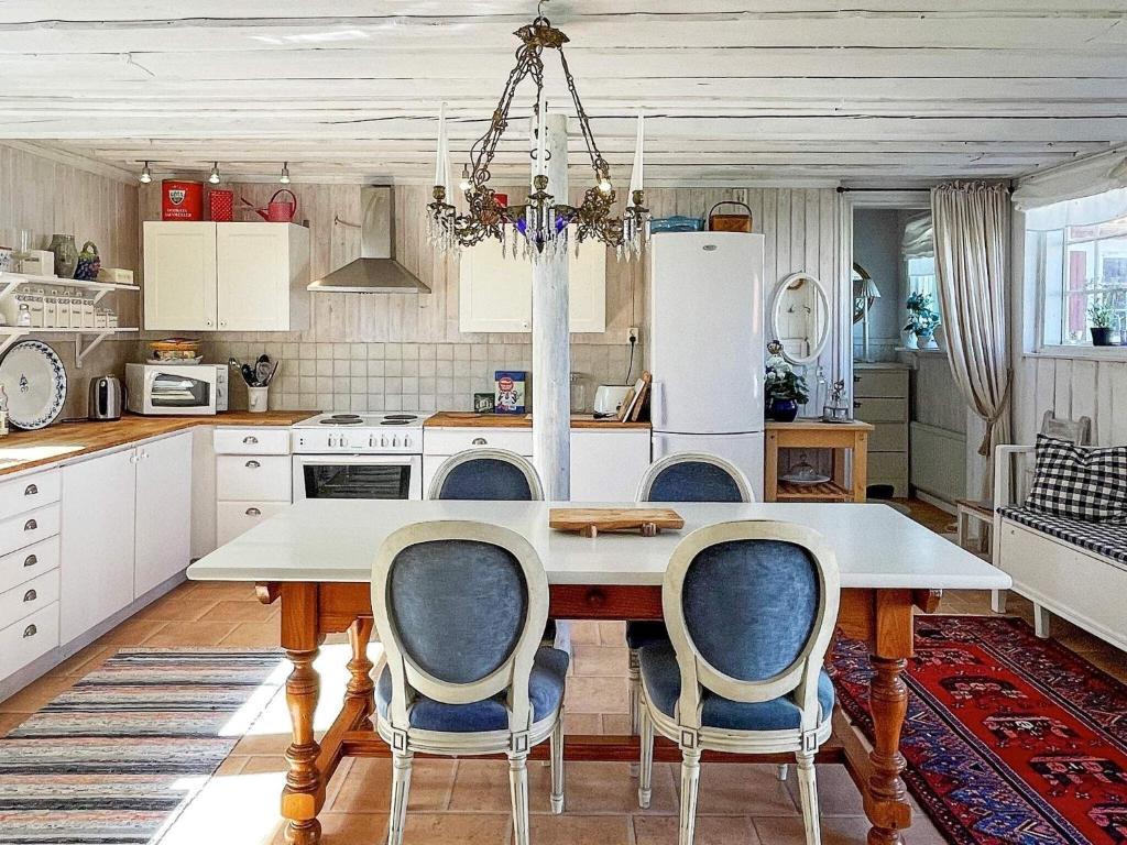 Kuchyň nebo kuchyňský kout v ubytování Holiday home ELLÖS IX