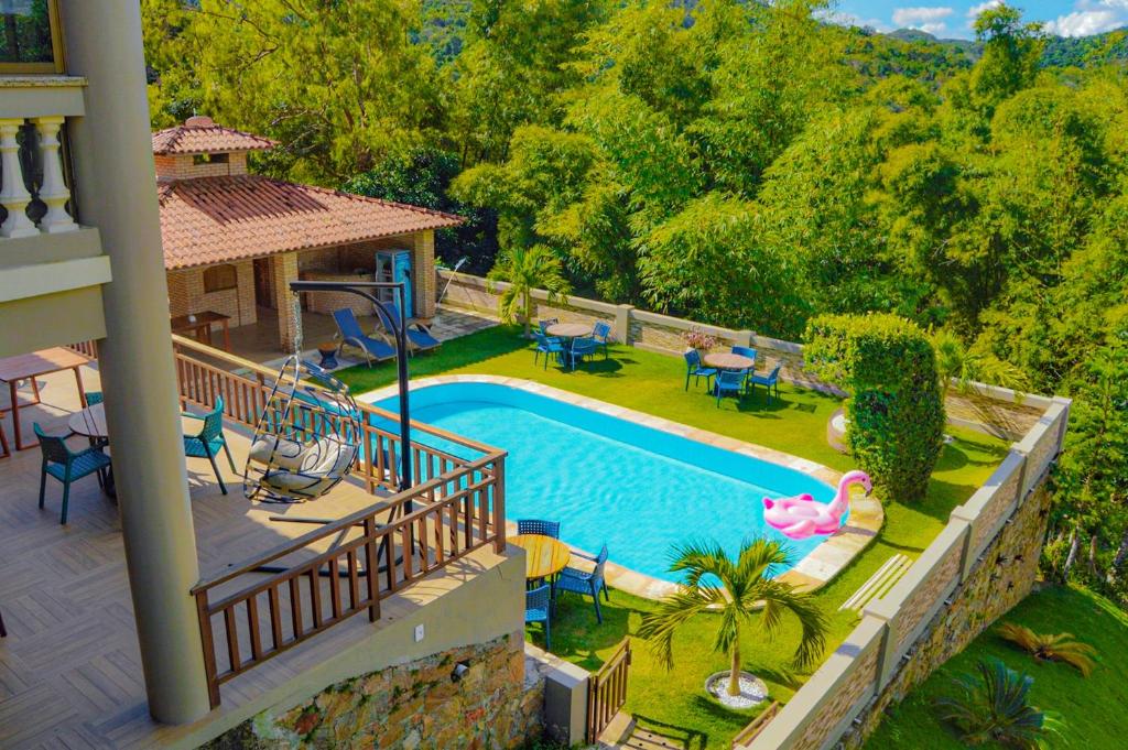 una vista aérea de una casa con piscina en Le Rêve Pousada e Restaurante en Guaramiranga