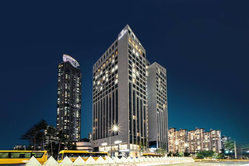 un palazzo alto con luci accese di notte di Urbanstay Dongtan a Hwaseong