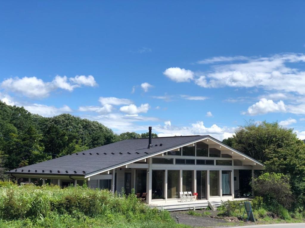 una casa con techo de gambrel en una carretera en Polar Haus NishiKaruisawa1 - Vacation STAY 87981v en Oiwake