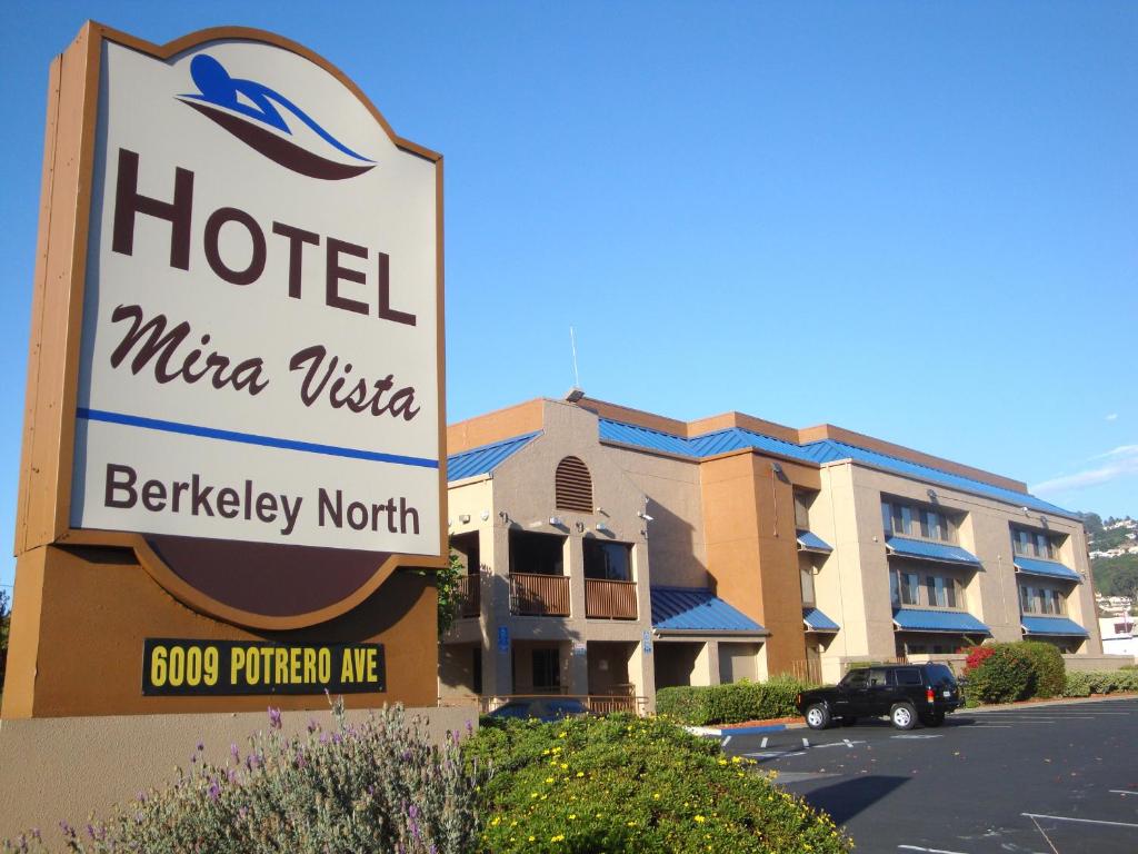 una señal para un hotel frente a un edificio en Hotel Mira Vista, en El Cerrito