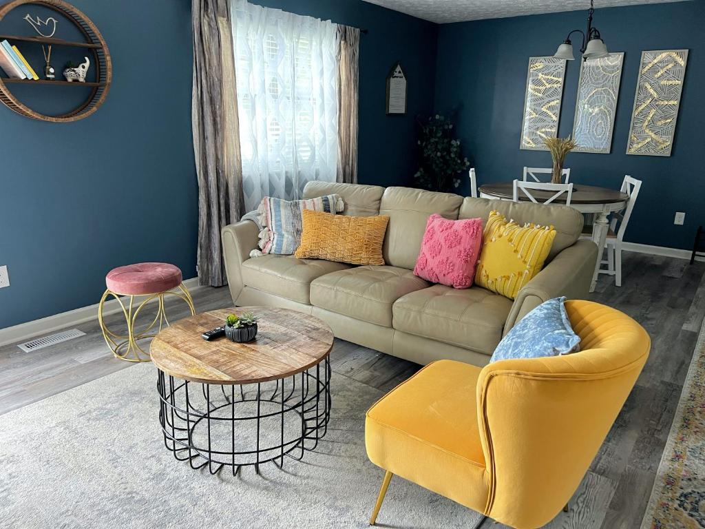 a living room with a couch and a table at Charming house in Sevierville Family friendly Quiet location Close to Wilderness in Sevierville