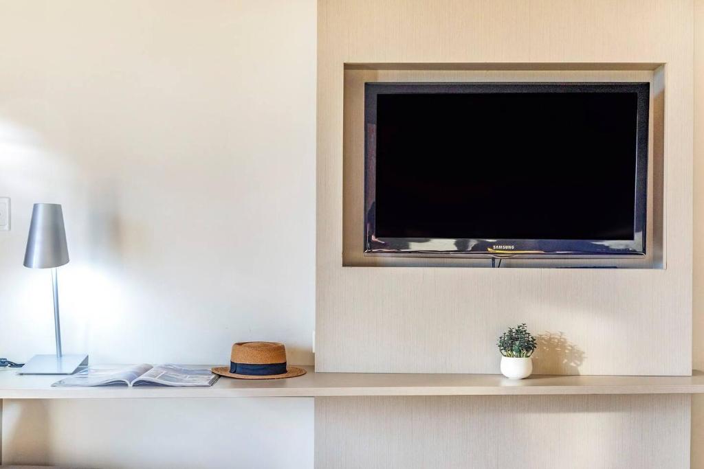 TV a/nebo společenská místnost v ubytování Esplanade Poolside Living with Lush Balcony Vistas