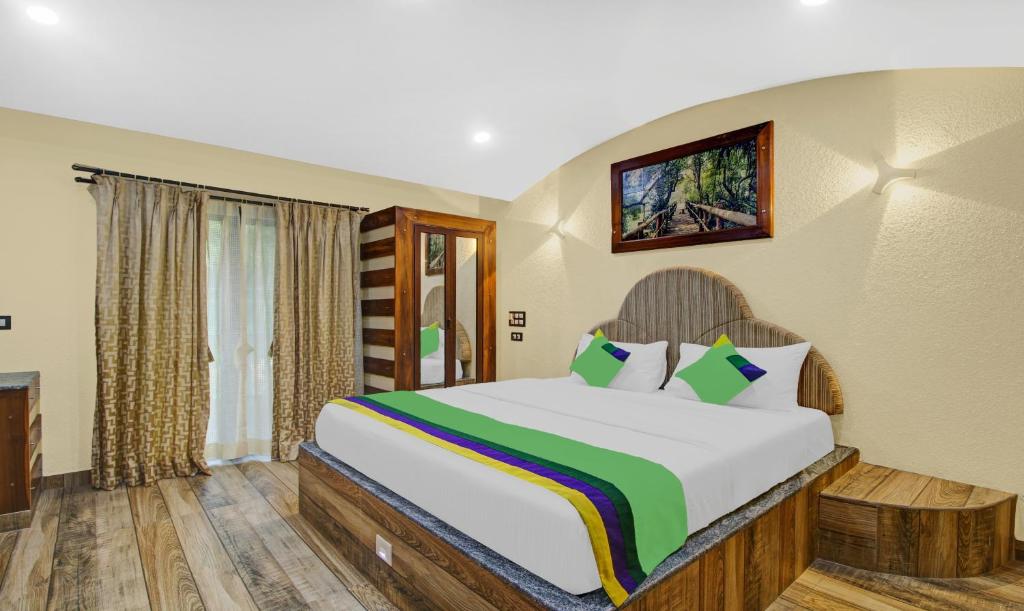 um quarto com uma cama grande num quarto em Treebo Trend Majestic Palms 2 Km From Colva Beach em Benaulim