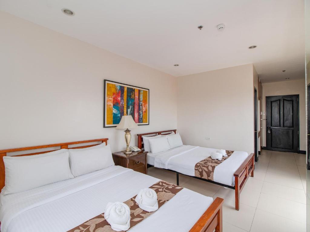 Postel nebo postele na pokoji v ubytování Main Hotel & Suites
