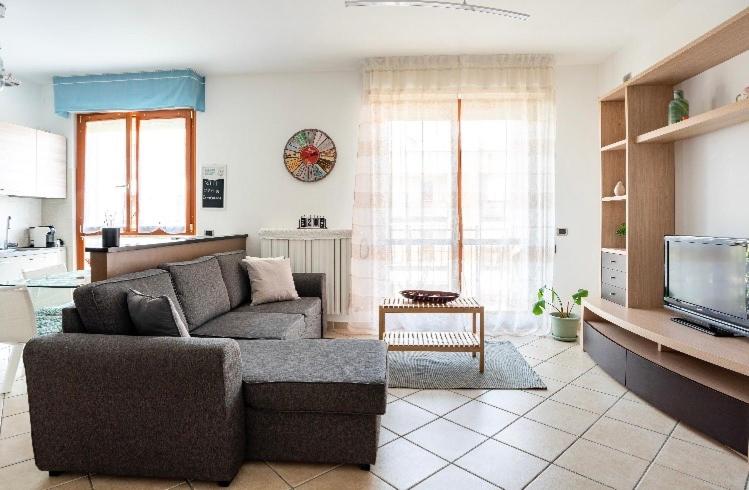 sala de estar con sofá y TV en Casti - Appartamento MM3 Comasina en Milán