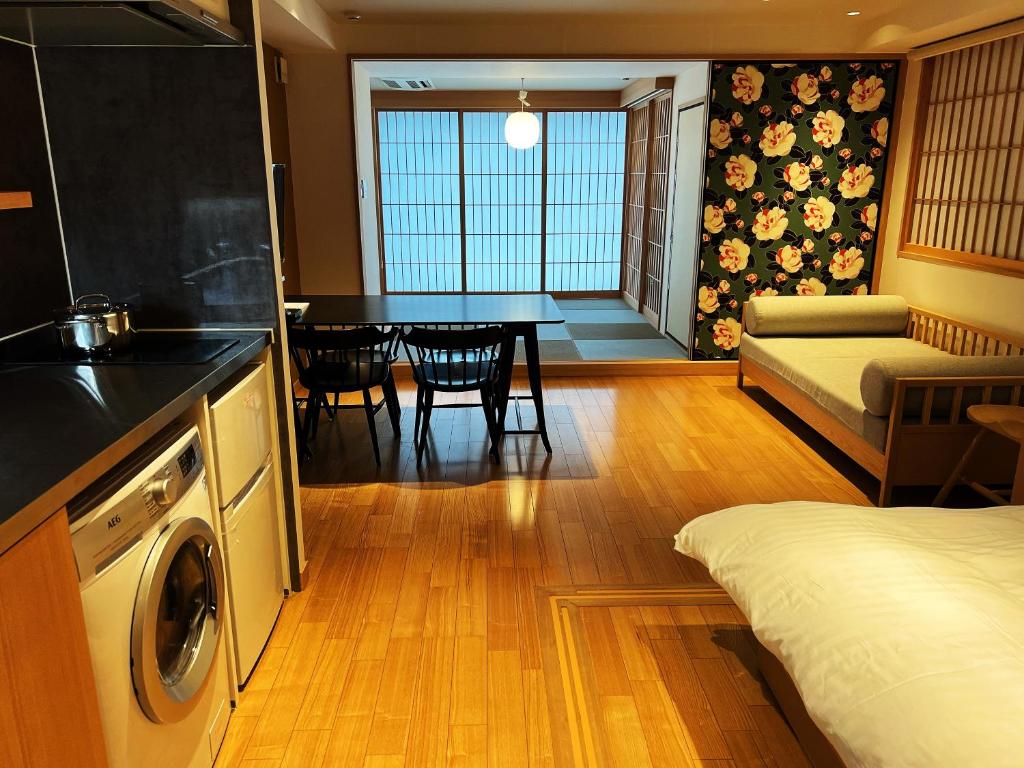 Kuchyň nebo kuchyňský kout v ubytování Nplus Tokyo Akihabara Premium