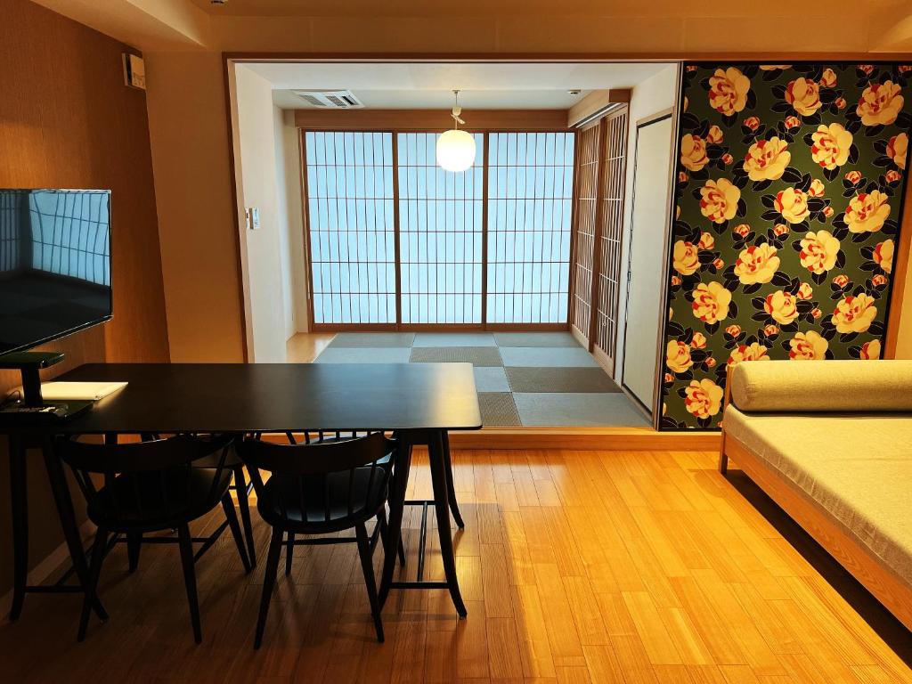 TV a/nebo společenská místnost v ubytování Nplus Tokyo Akihabara Premium