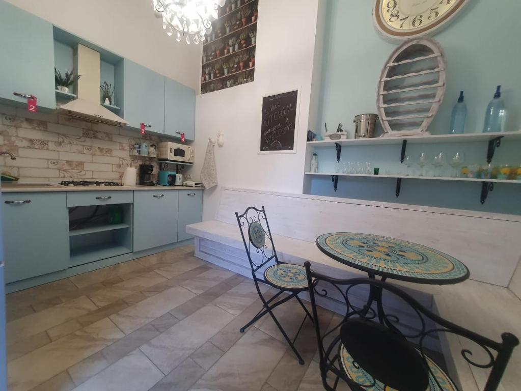 cocina con mesa, sillas y reloj en Solaria House en Constanza