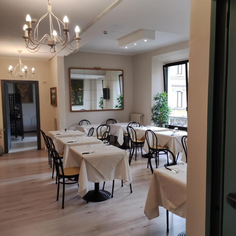 A restaurant or other place to eat at Hotel Italia