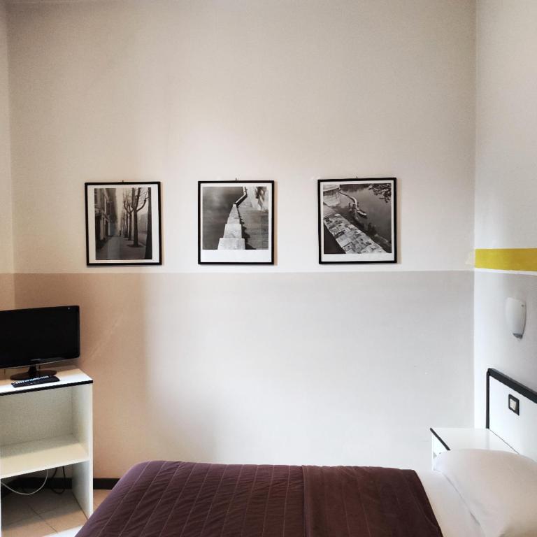 A television and/or entertainment centre at Hotel Italia