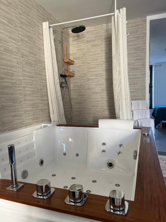 Koupelna v ubytování Magnifique Loft 35m2 Jacuzzi RVB NIGHT 1