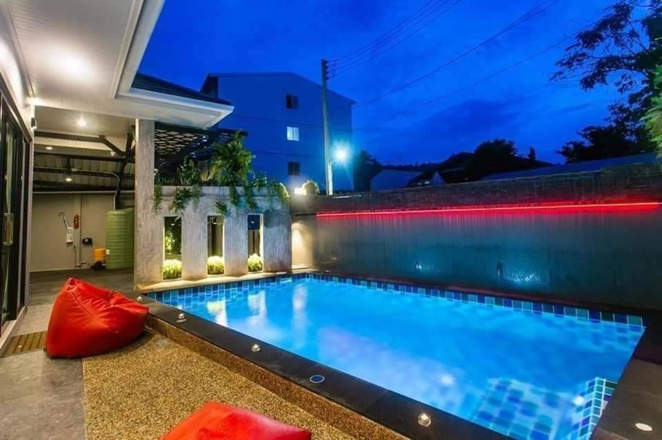 Bazén v ubytování Nut & Non Pool Villa by Duangtham nebo v jeho okolí