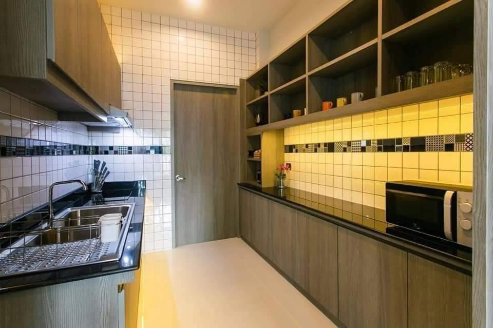 Kuchyň nebo kuchyňský kout v ubytování Nut & Non Pool Villa by Duangtham