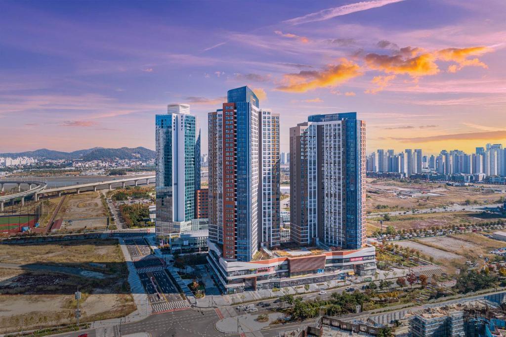 une vue aérienne sur une ville avec de grands bâtiments dans l'établissement Urbanstay Songdo Moonlight Park, à Incheon