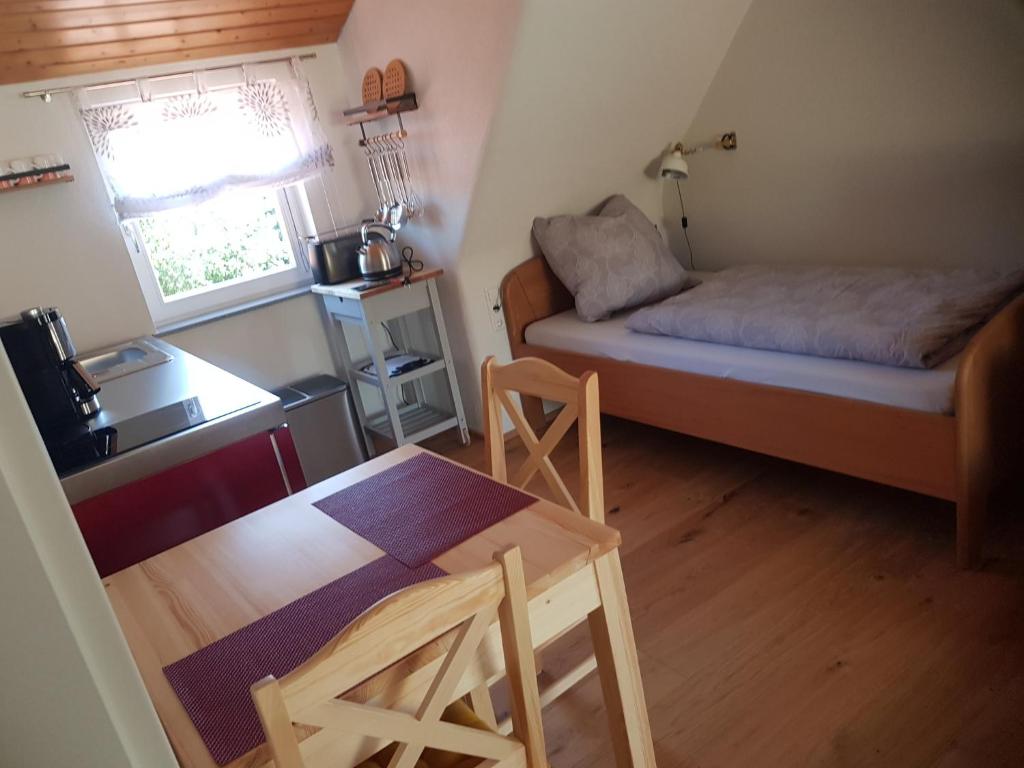 Kleines Zimmer mit einem Bett und einem Tisch in der Unterkunft Wohnung 4 - a69943 in Spiegelberg