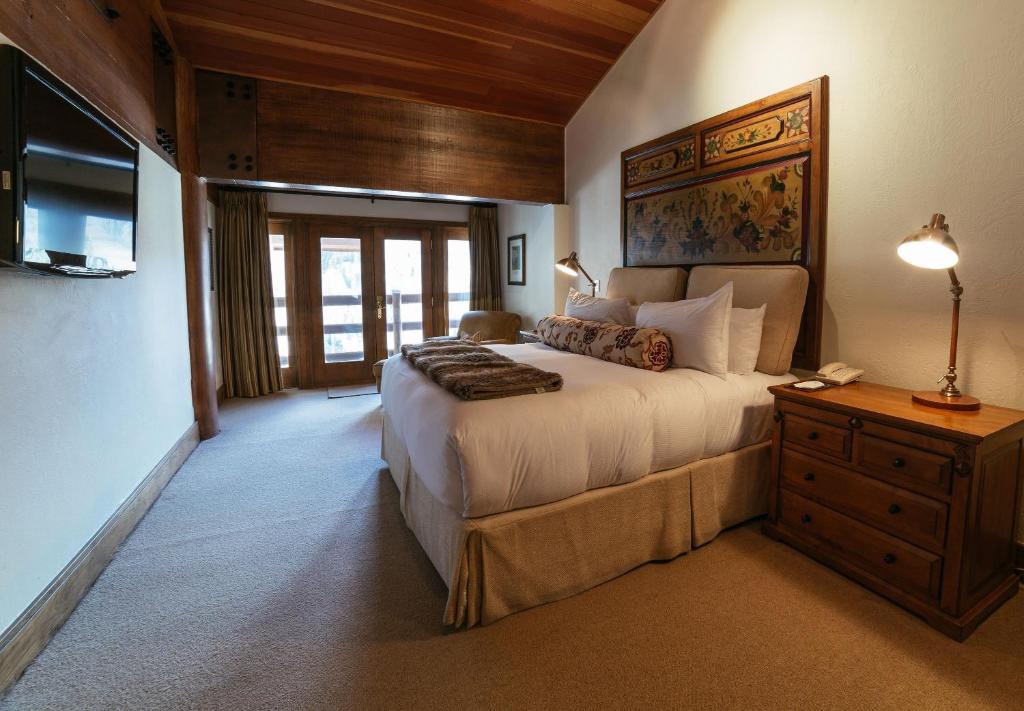 ein großes Schlafzimmer mit einem großen Bett und einer Kommode in der Unterkunft Flagstaff Two Bedroom apartment hotel in Park City