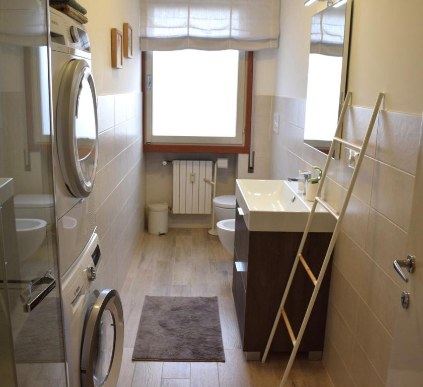 A bathroom at DARIO.HOME Amabile dimora in centro a Treviso
