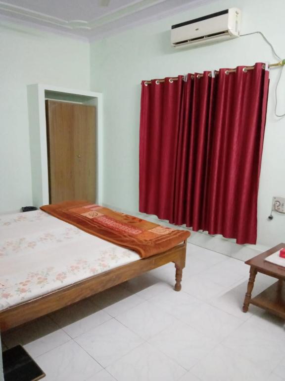 Postel nebo postele na pokoji v ubytování KIRAN GUEST HOUSE