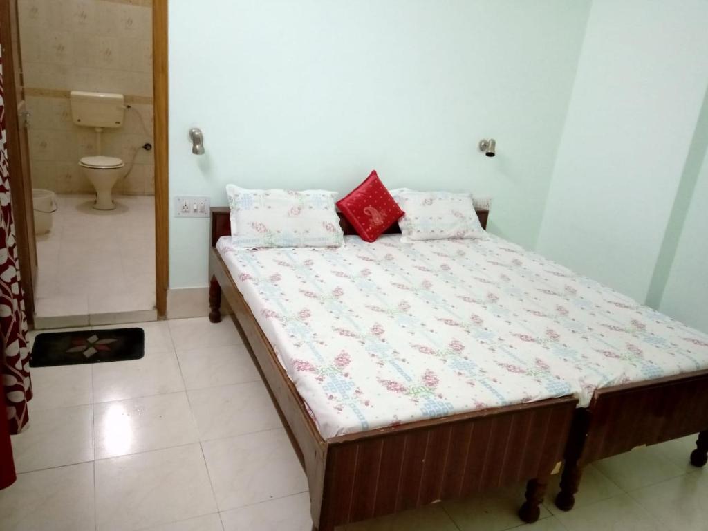 Postel nebo postele na pokoji v ubytování KIRAN GUEST HOUSE
