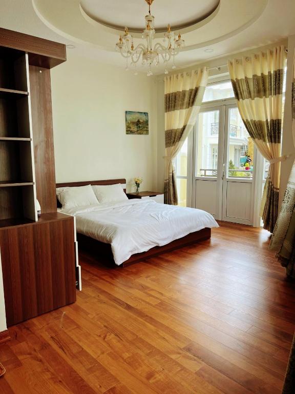 Postel nebo postele na pokoji v ubytování Villa Đà Lạt GD - Biệt Thự Đà Lạt GD Gần Hồ Xuân Hương Gần Chợ