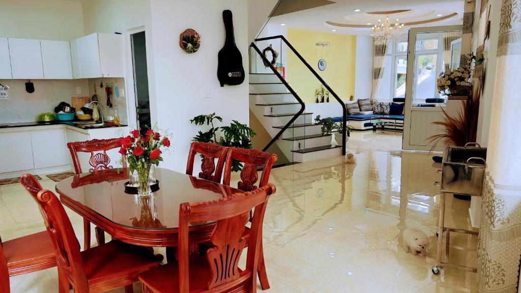 Kuchyň nebo kuchyňský kout v ubytování Villa Đà Lạt GD - Biệt Thự Đà Lạt GD Gần Hồ Xuân Hương Gần Chợ