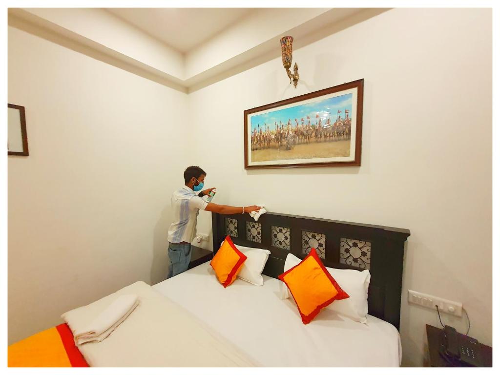 Postel nebo postele na pokoji v ubytování Hotel Ajanta Haveli