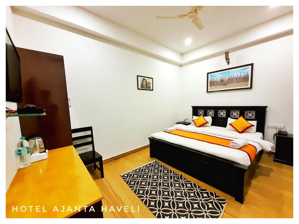 Postel nebo postele na pokoji v ubytování Hotel Ajanta Haveli