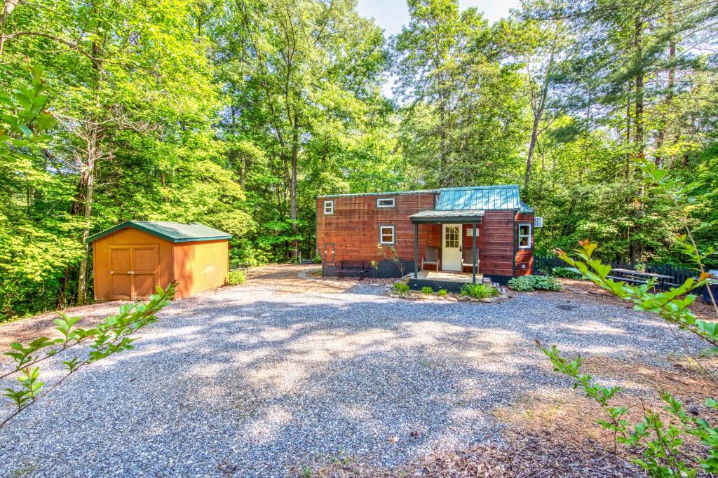 Vacation Home Smoky Mountain Tiny House, Whittier, NC