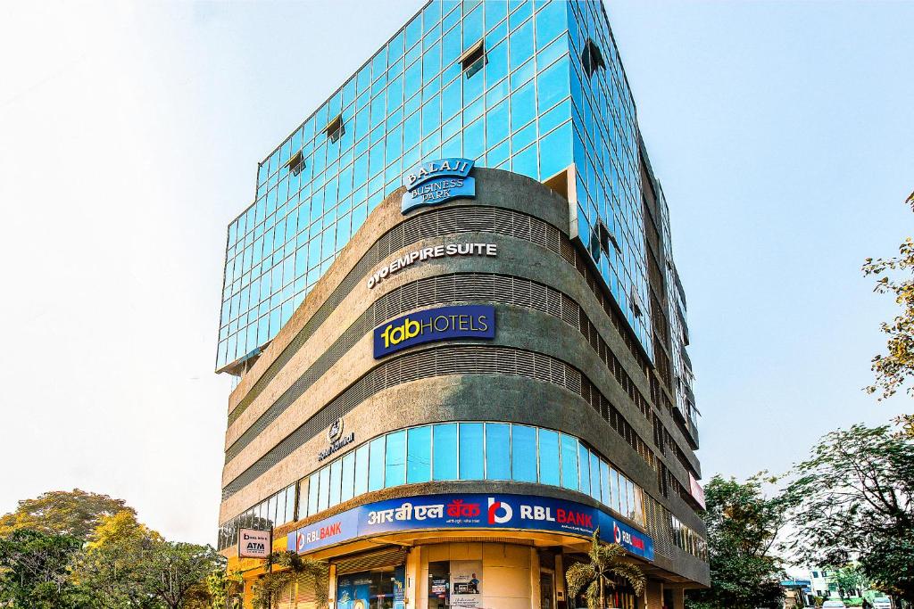 um edifício alto com um sinal em FabHotel Empire Suite em Mumbai