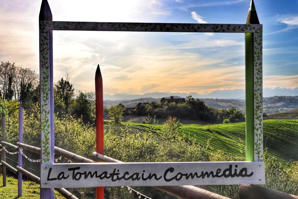 un signe qui lit la materia communale dans un champ dans l'établissement La Tomatica In Commedia, à Mongardino