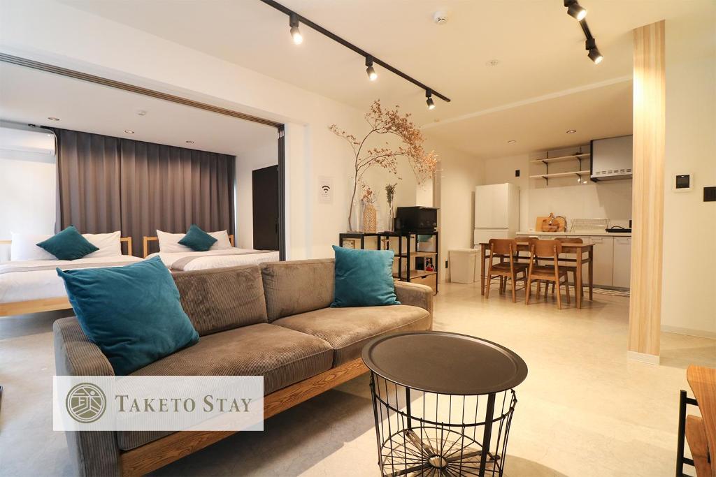 Ruang duduk di TAKETO STAY Sumikawa House