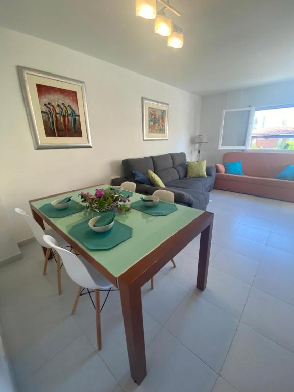 een woonkamer met een tafel en een bank bij Tramuntana apart in Calafell