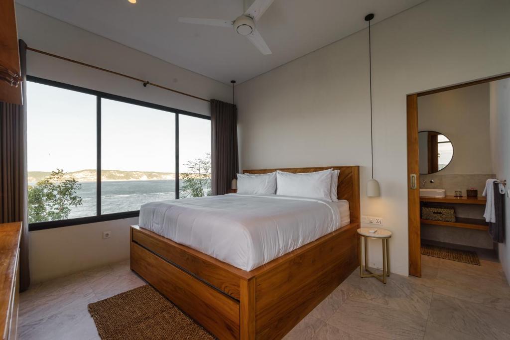 Postel nebo postele na pokoji v ubytování Villa Utamaro Gerupuk, Private Villa For 6-11 Pax