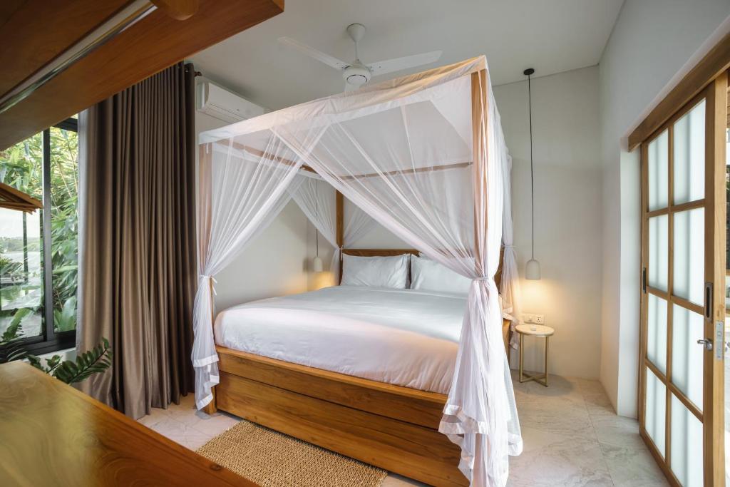 Postel nebo postele na pokoji v ubytování Villa Utamaro Gerupuk, Private Villa For 6-11 Pax
