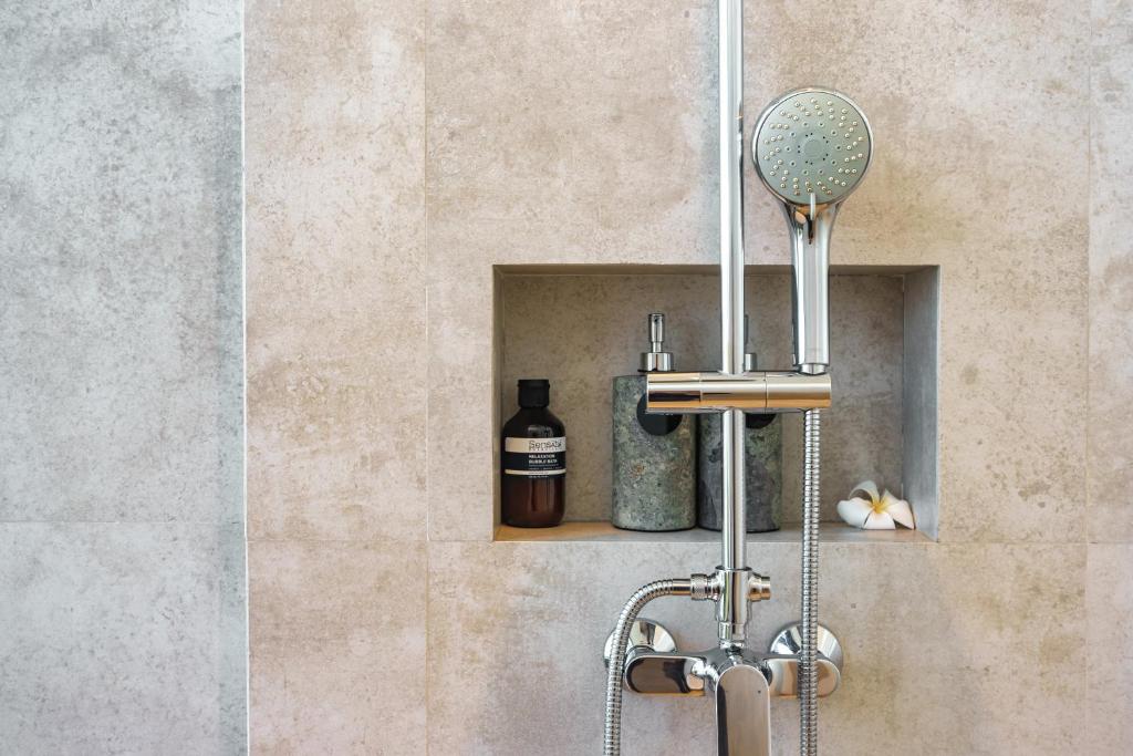 Koupelna v ubytování Villa Utamaro Gerupuk, Private Villa For 6-11 Pax