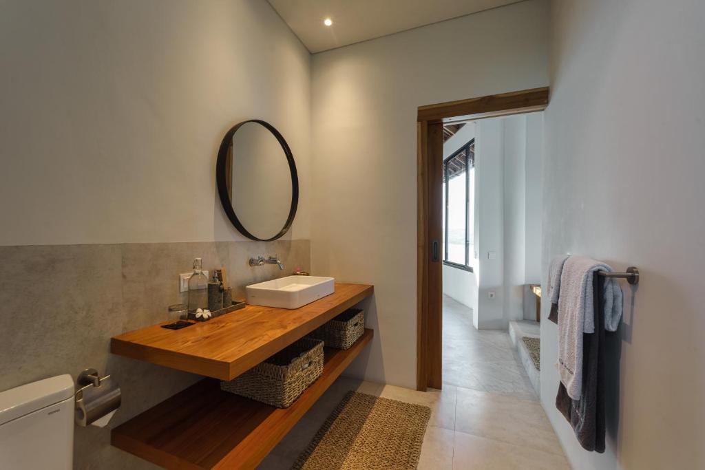 Koupelna v ubytování Villa Utamaro Gerupuk, Private Villa For 6-11 Pax