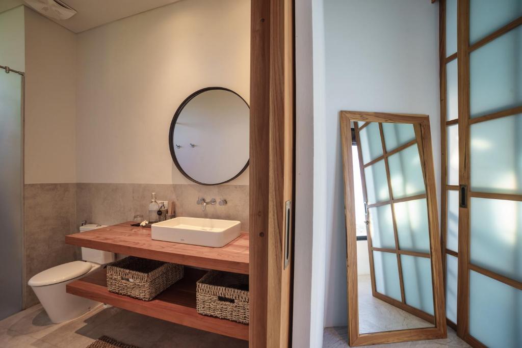 Koupelna v ubytování Villa Utamaro Gerupuk, Private Villa For 6-11 Pax
