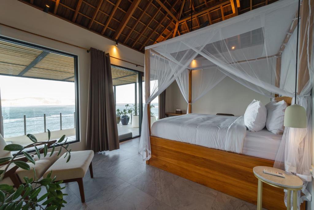Postel nebo postele na pokoji v ubytování Villa Utamaro Gerupuk, Private Villa For 6-11 Pax