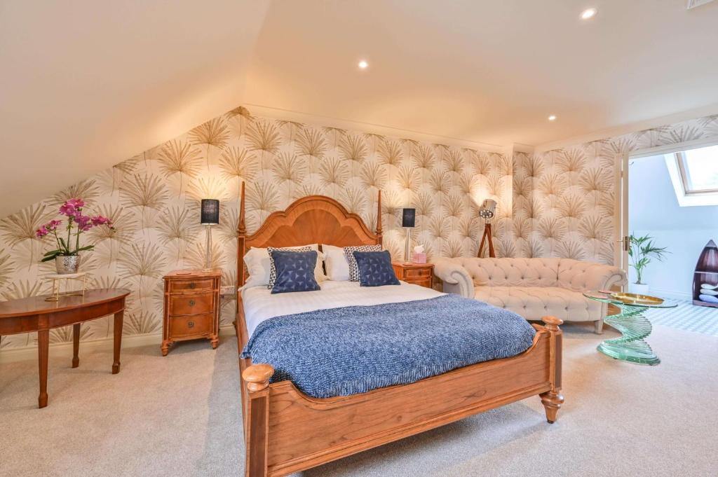 En eller flere senger på et rom på Lisburne Place - Luxury Three Bedroom Town House