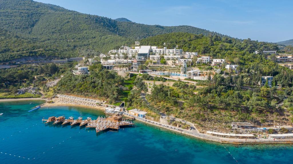 eine Luftansicht eines Resorts auf einer Insel im Wasser in der Unterkunft Duja Bodrum in Torba