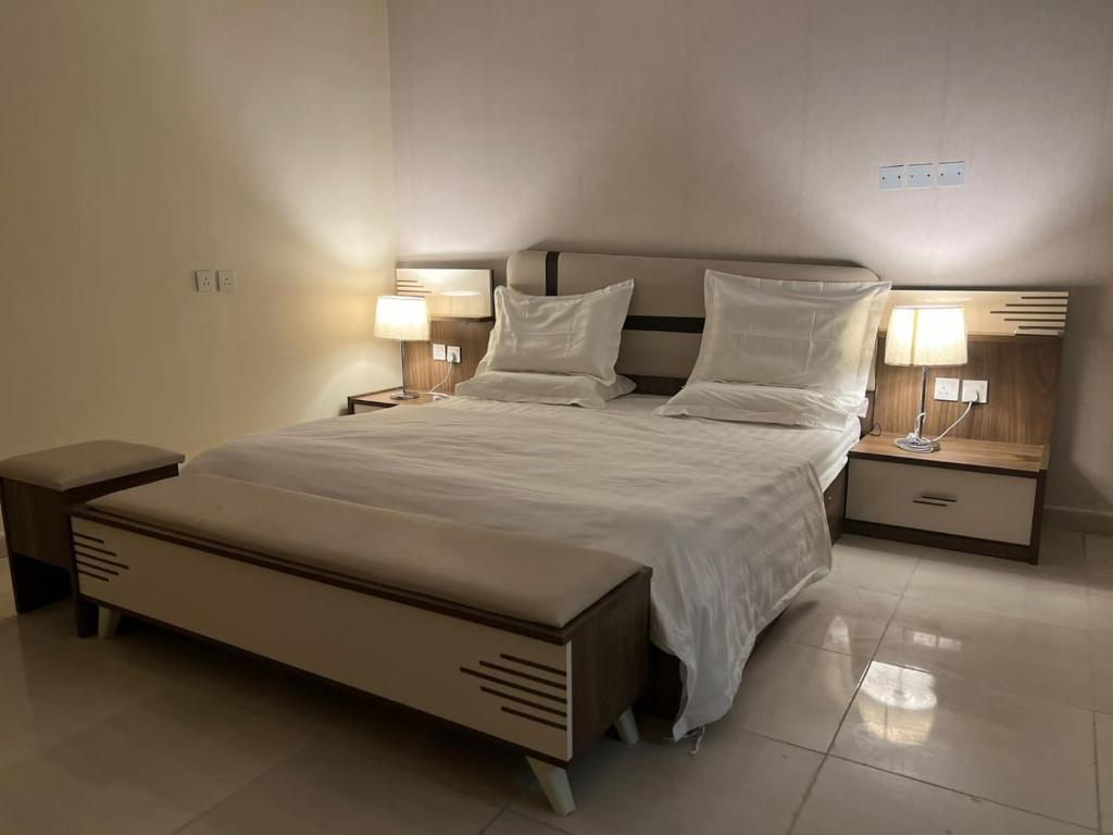 A bed or beds in a room at شاليه كارما