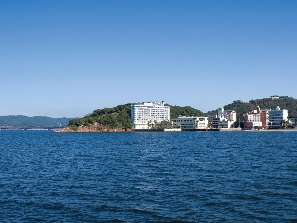 un grande bacino d’acqua con edifici sullo sfondo di Sago Royal Hotel a Hamamatsu