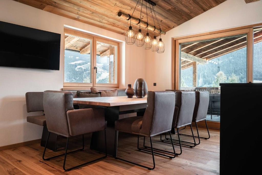 Televízia a/alebo spoločenská miestnosť v ubytovaní Hohe Tauern Lofts Panoramabahn by Alpina-Holiday